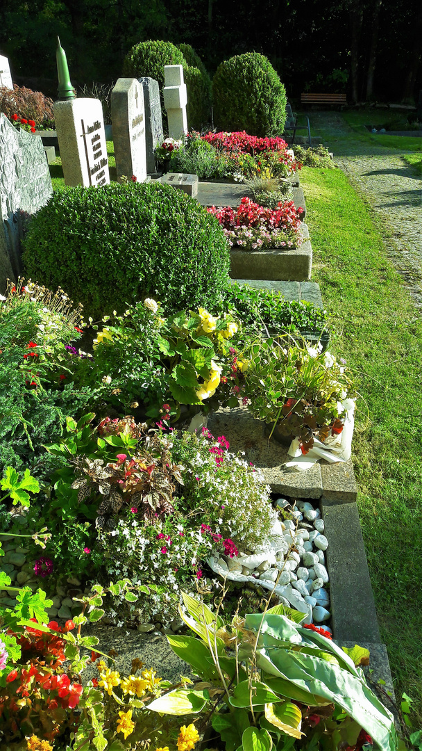 20200919 Blumenschmuck auf den Gräbern