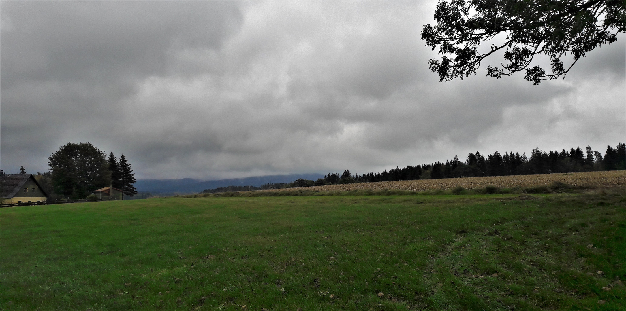 20201010 Regenwolken hängen am Fichtelgebirge