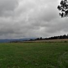 20201010 Regenwolken hängen am Fichtelgebirge