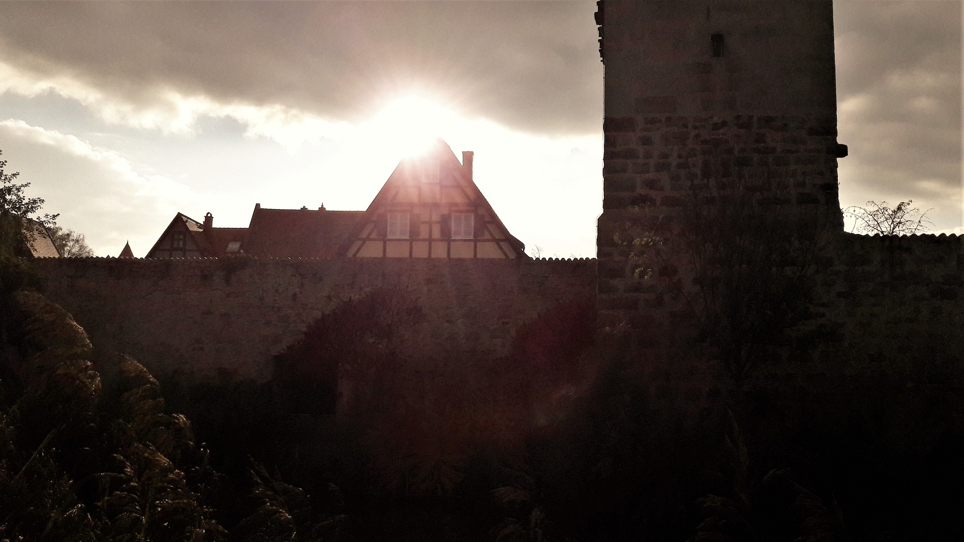 20201018 Dinkelsbühl Stadtmauer an der Wörnitz im Gegenlicht