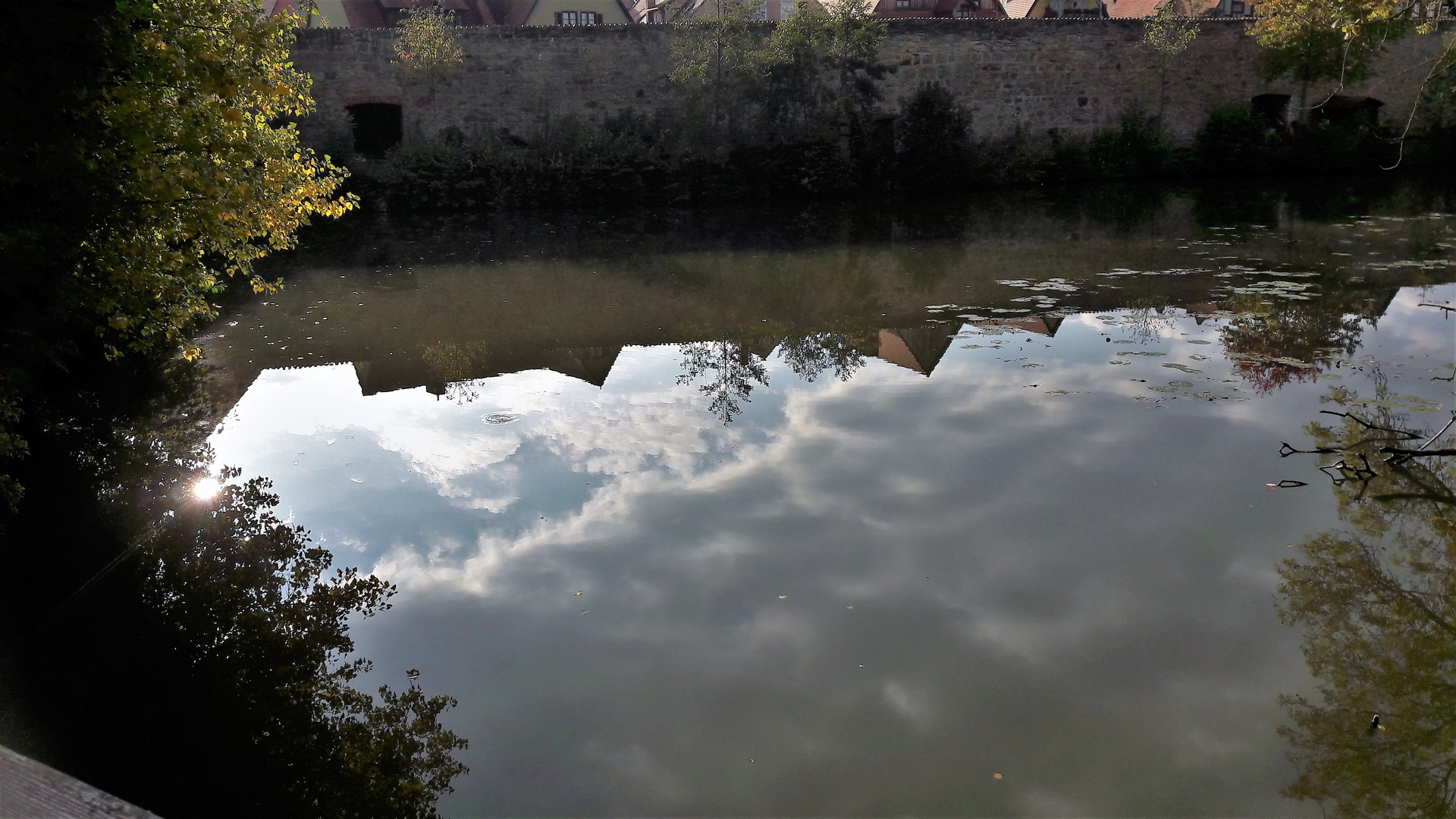 20201018 Spiegeltag :Spiegelung Dinkelsbühl im Schatten der Stadtmauer