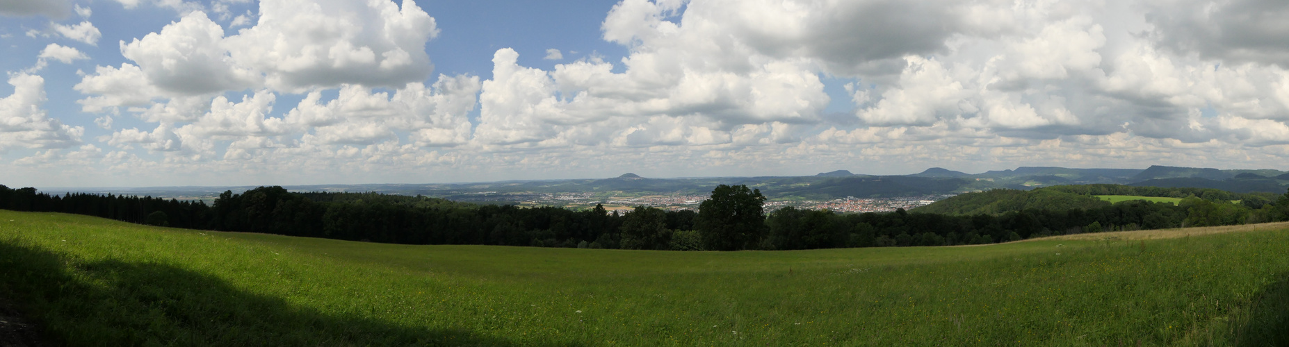 2021-07-19; Panoramablick mit den drei Kaiserbergen