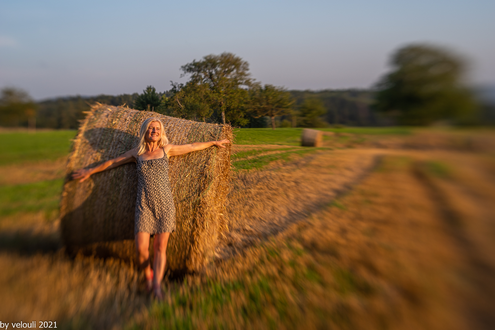 2021-08-16 TINA MIT STROHBALLEN-866