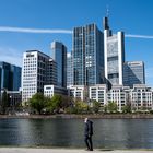 2021 Einsamer Spaziergänger am Mainufer in Frankfurt