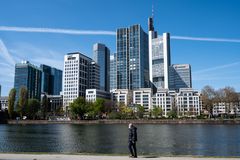 2021 Einsamer Spaziergänger am Mainufer in Frankfurt