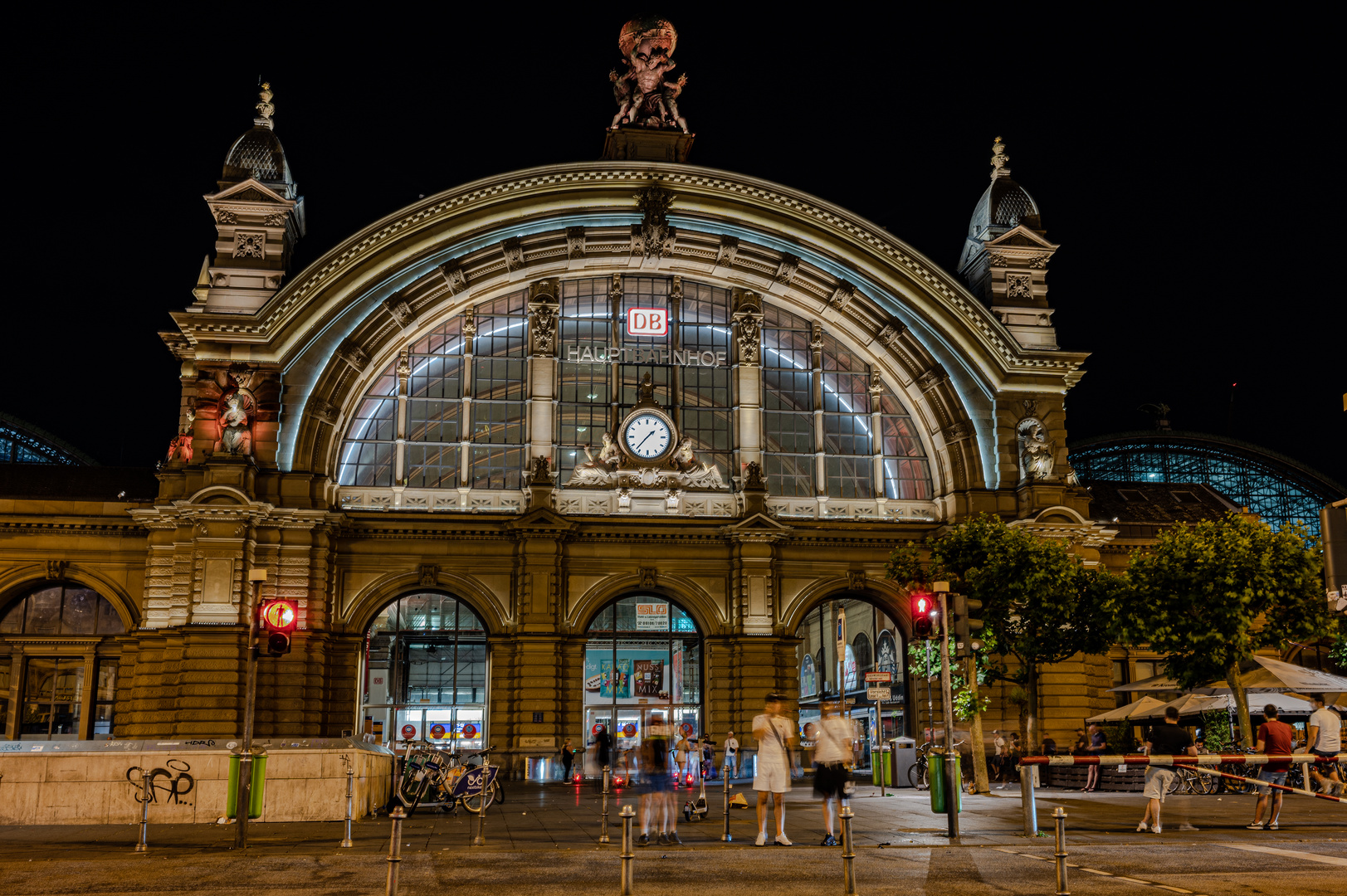 2021 Frankfurter Hauptbahnhof nachts um halb zwei