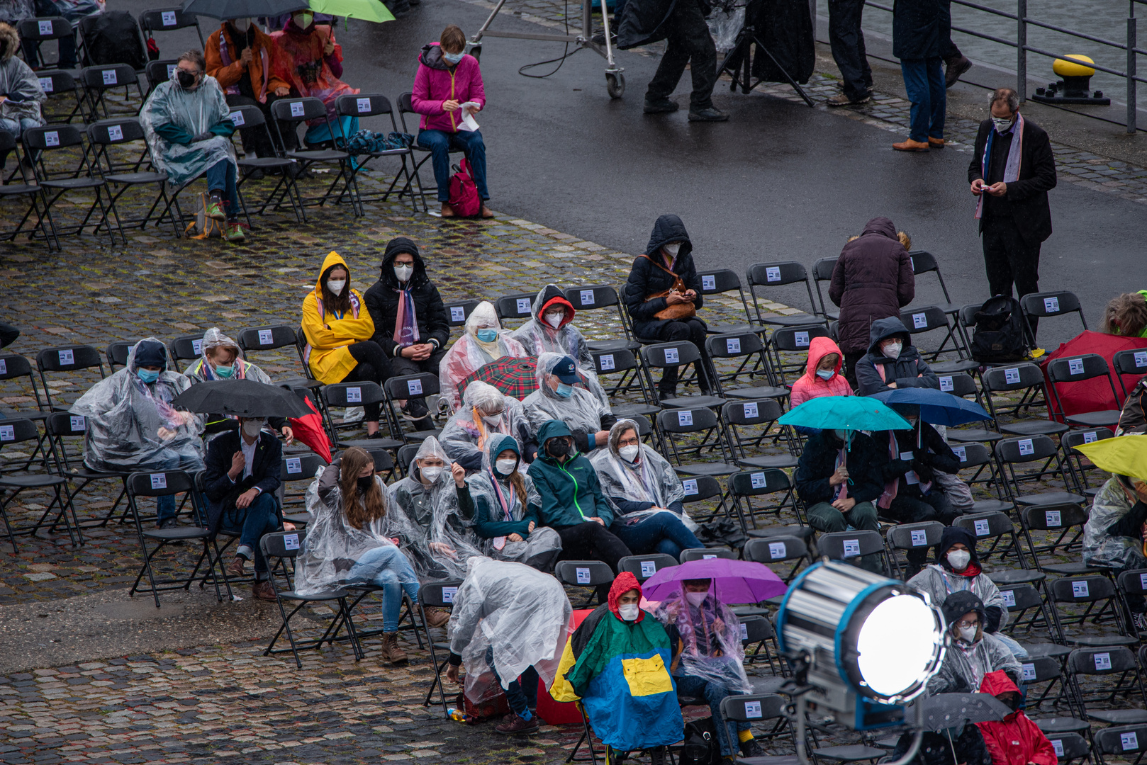 2021-Gläubige im Regen