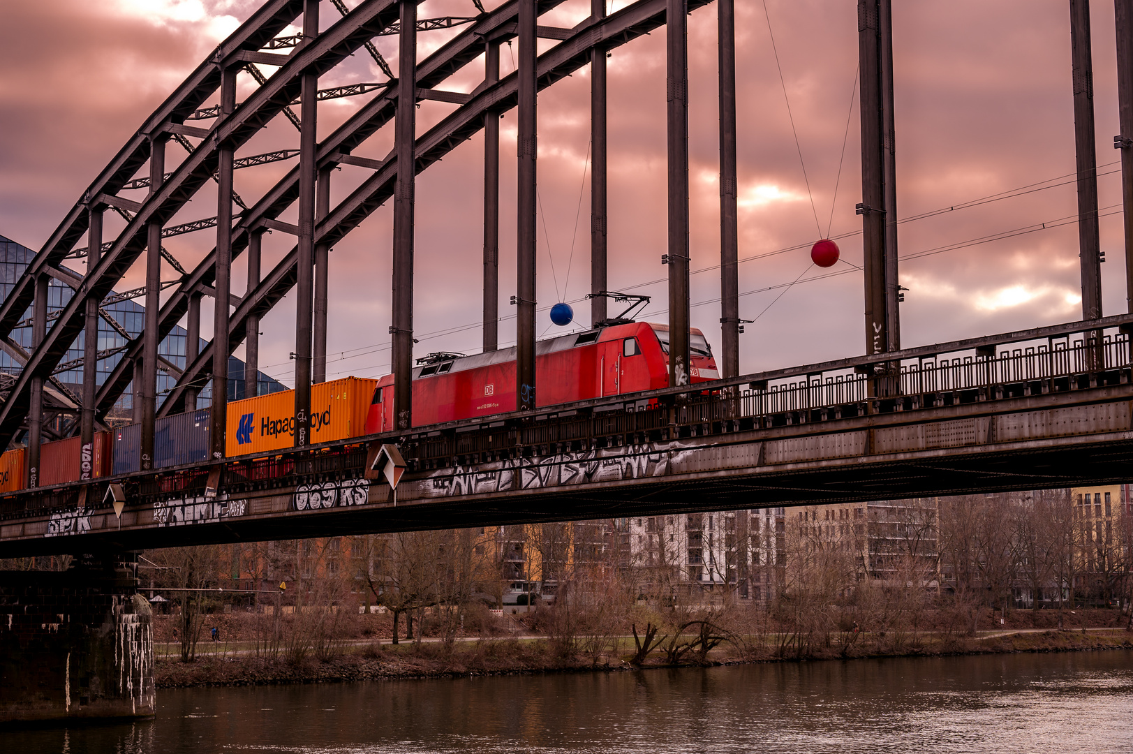 2021 Güterzug auf der Deutschherrnbrücke in Frankfurt