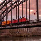 2021 Güterzug auf der Deutschherrnbrücke in Frankfurt