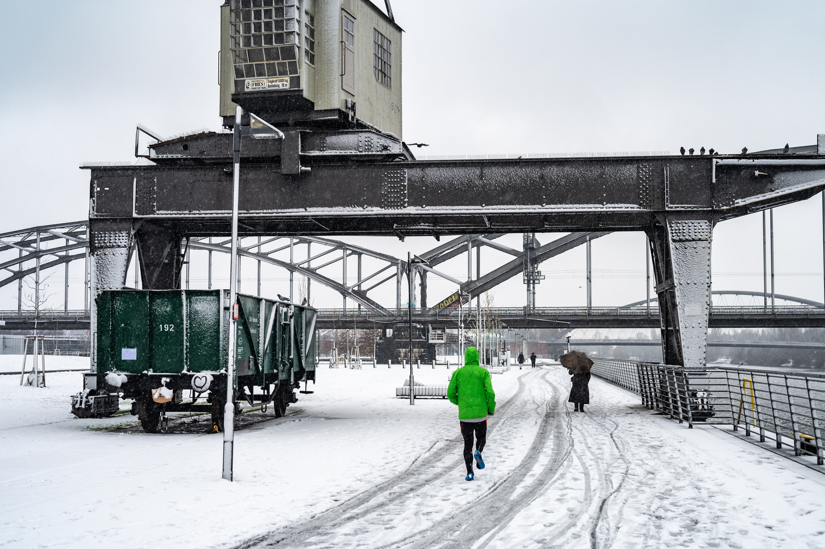 2021 Jogger im Schnee - Frankfurt - Ruhrorter Werft