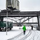 2021 Jogger im Schnee - Frankfurt - Ruhrorter Werft
