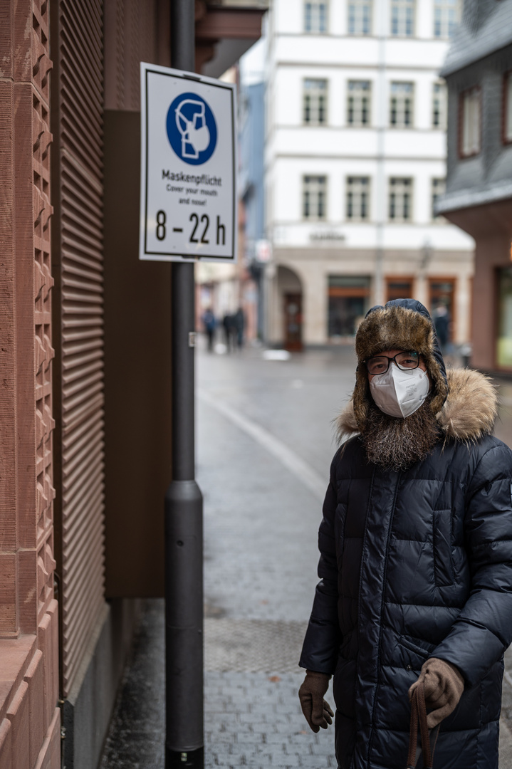 2021 Mann mit Maske in der neuen Altstadt von Frankfurt