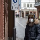 2021 Mann mit Maske in der neuen Altstadt von Frankfurt