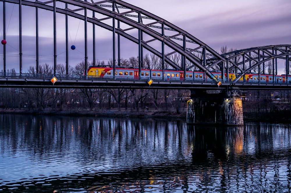 2021 Nahverkehrszug auf der Deutschherrnbrücke in Frankfurt