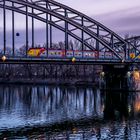 2021 Nahverkehrszug auf der Deutschherrnbrücke in Frankfurt