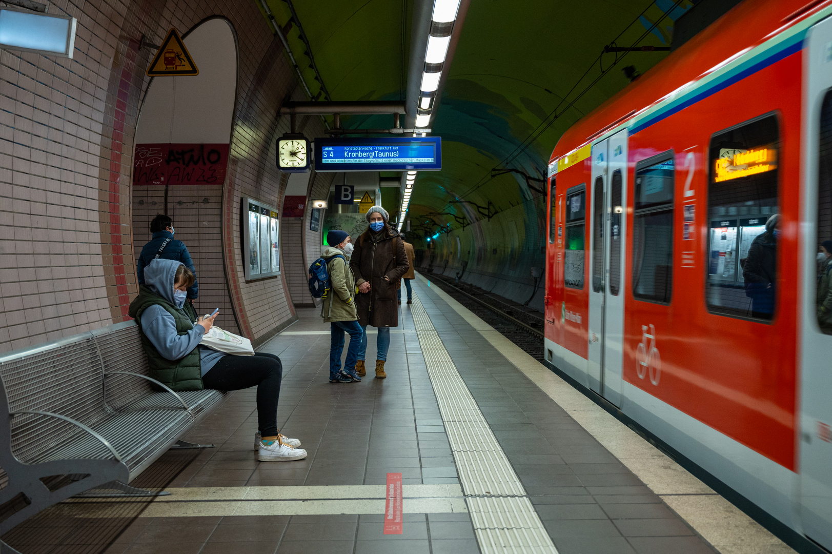 2021 S-Bahnhof Ostendstraße in Frankfurt zu Coronazeiten 