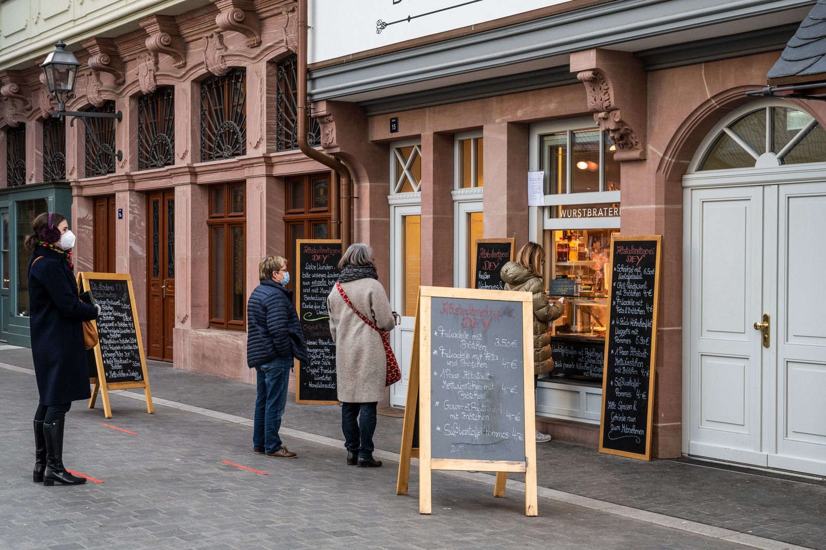 2021 Schlange stehen in der neuen Altstadt von Frankfurt