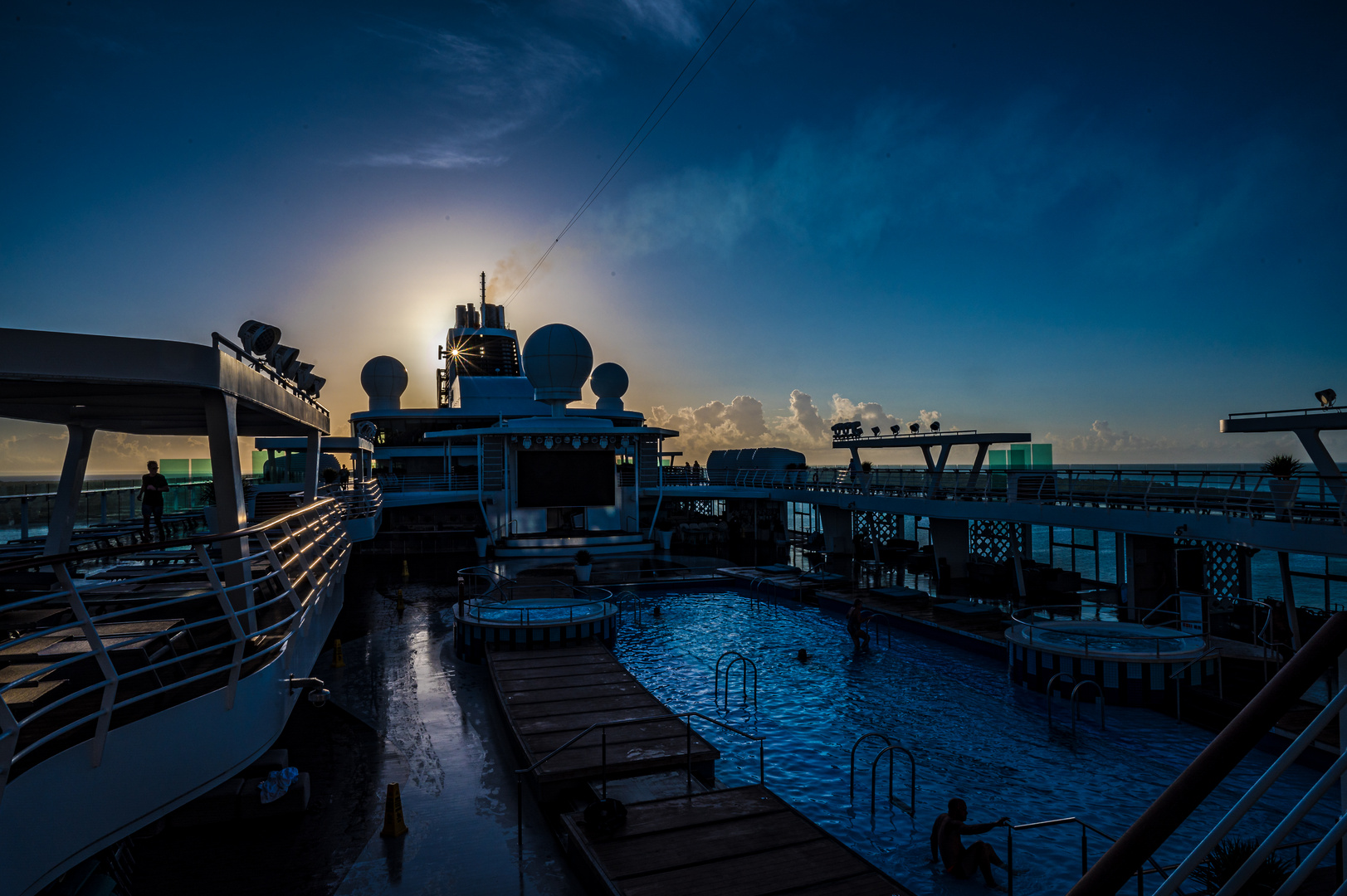 2021 Schwimmen im Pool der Mein Schiff 2 bei Sonnenaufgang 