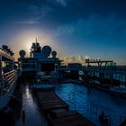 2021 Schwimmen im Pool der Mein Schiff 2 bei Sonnenaufgang 