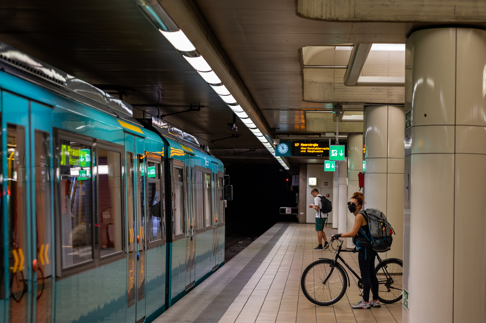 2021 Sonntags im U-Bahnhof Zoo in Frankfurt 