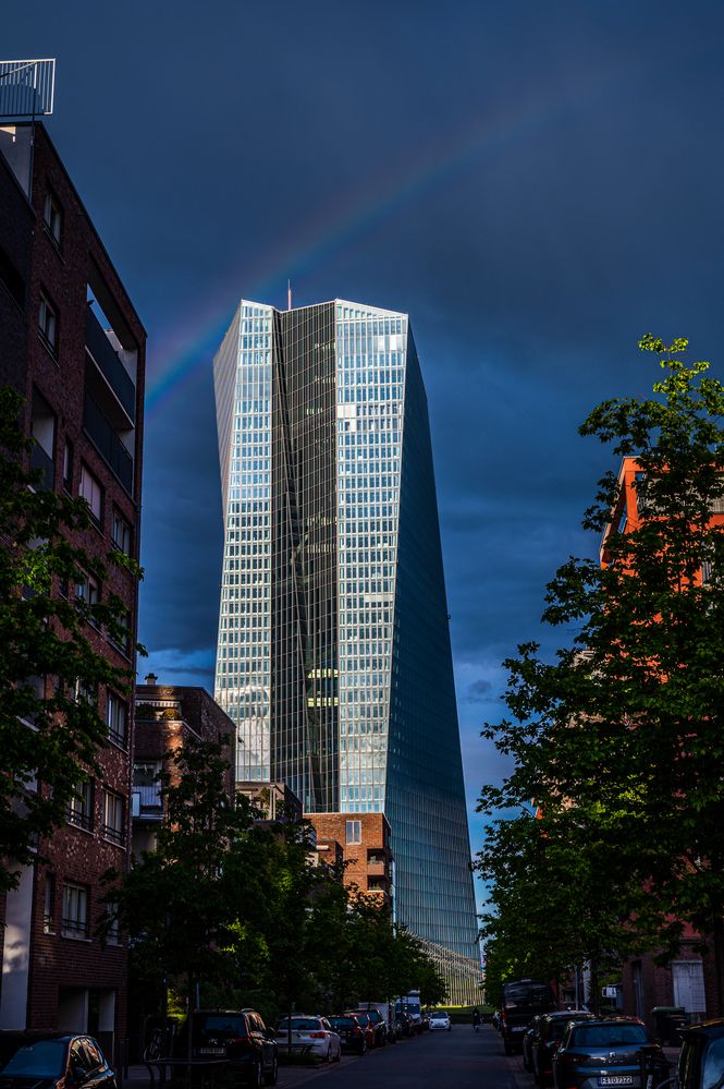 2021 Verblassender Regenbogen über der EZB