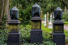 2021 Vergänglichkeit - Urnengrabsteine auf dem Frankfurter Hauptfriedhof 