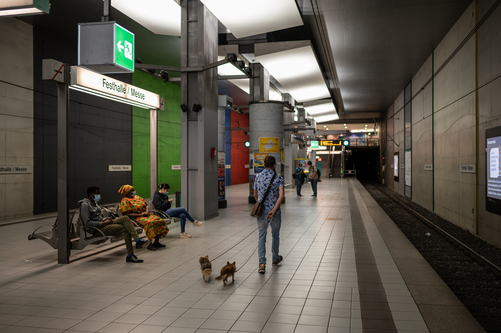 2021 Wartende - U-Bahn-Station Messe in Frankfurt