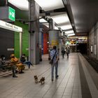 2021 Wartende - U-Bahn-Station Messe in Frankfurt