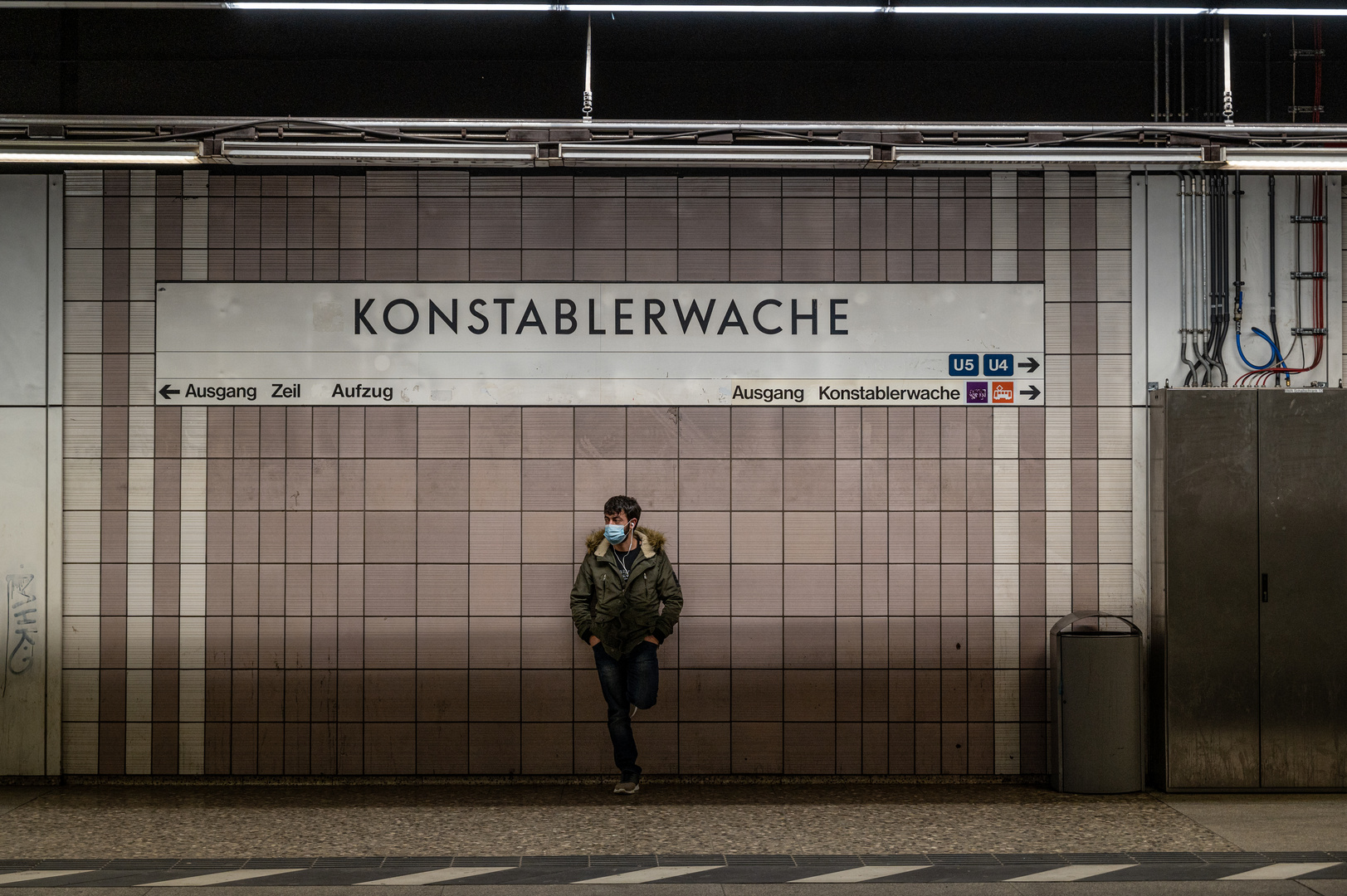 2021 Wartender - S-Bahn-Station Konstabler Wache in Frankfurt