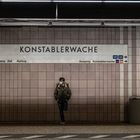 2021 Wartender - S-Bahn-Station Konstabler Wache in Frankfurt