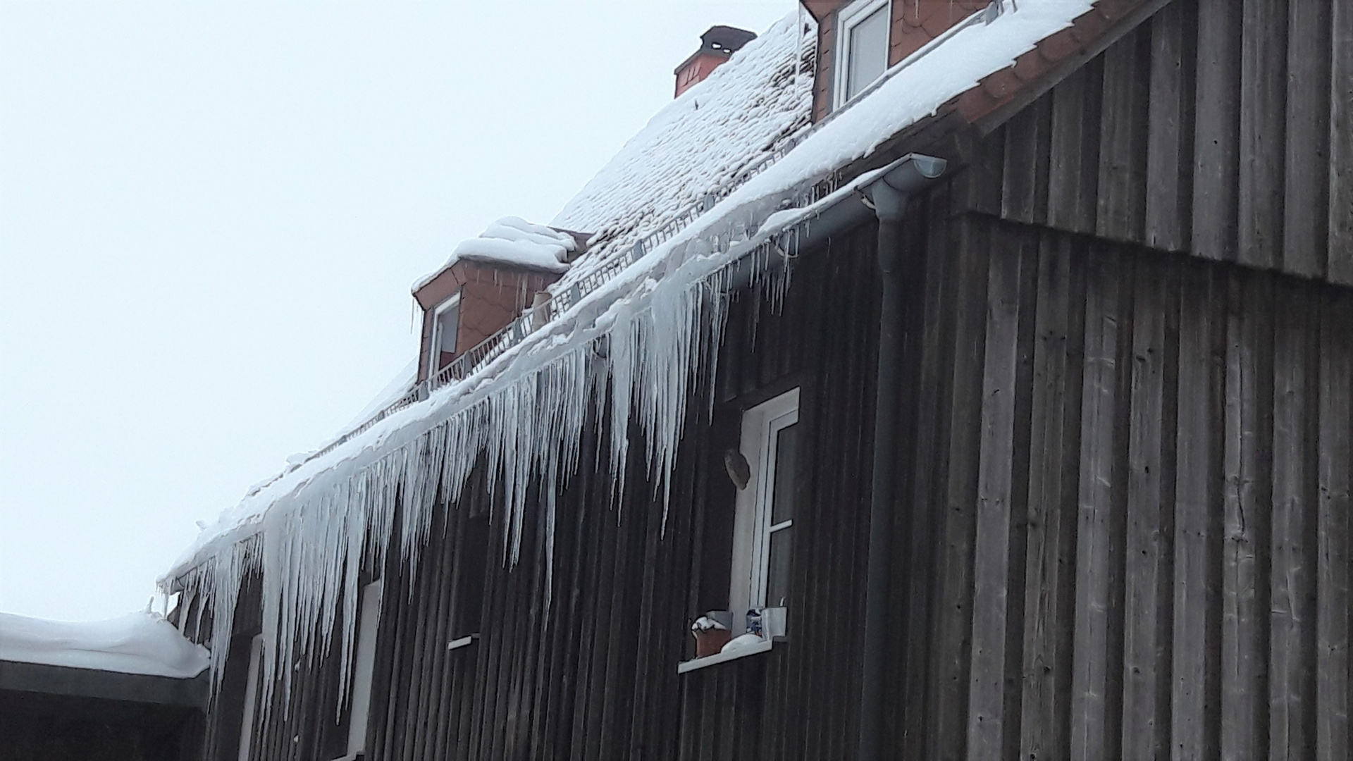 20210118 Eiszapfenrekorde am Nachbarhaus