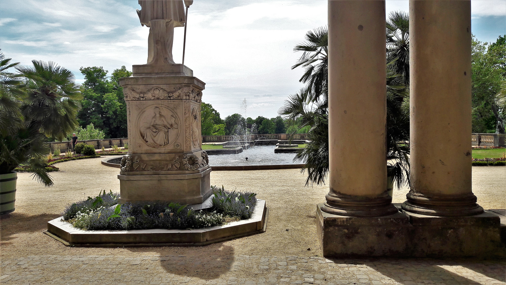 20210601 Orangerie Schlosspark Sanssouci  Palmen und Blumen umranden die Wasserfontäne 