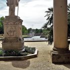 20210601 Orangerie Schlosspark Sanssouci  Palmen und Blumen umranden die Wasserfontäne 