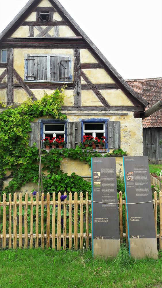 20210701 Freilandmuseum Bad Windsheim : Bauernhaus mit Infotafeln am Zaun