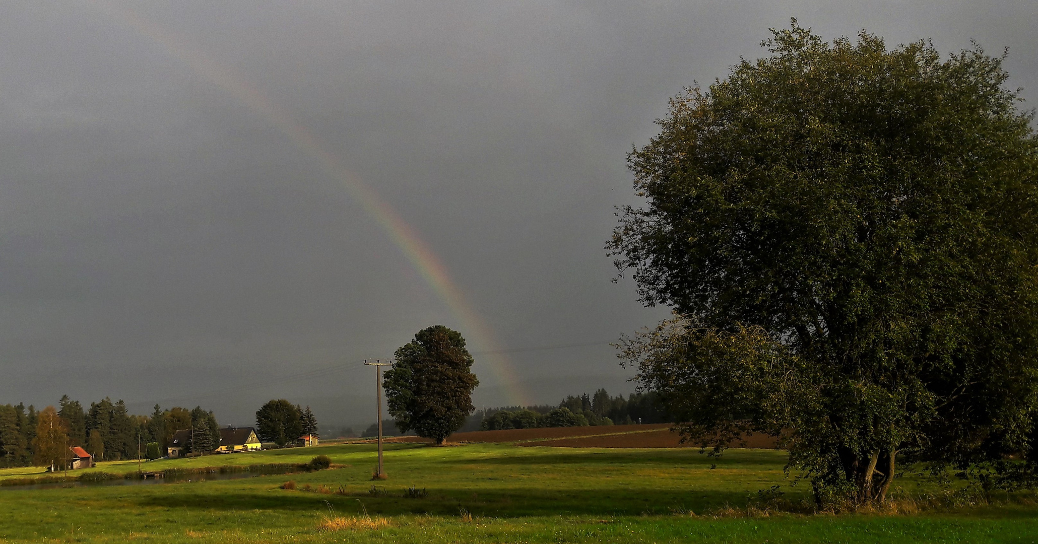 20210927  Regen und Sonne färben die Landschaft unter dem Regenbogen 