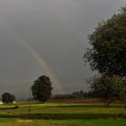 20210927  Regen und Sonne färben die Landschaft unter dem Regenbogen 