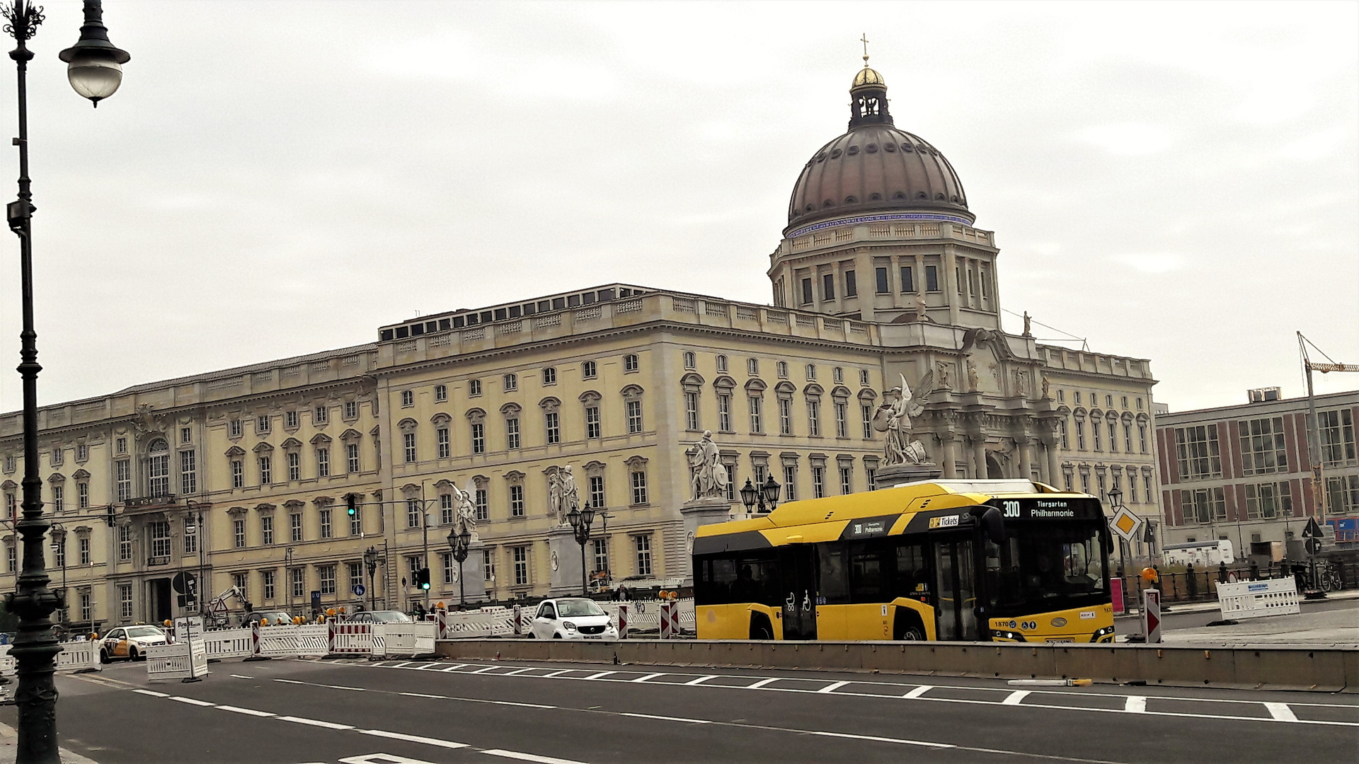 20211008 Neuer ? BVG  Bus und  (wiederaufgebautes) Neues Schloss