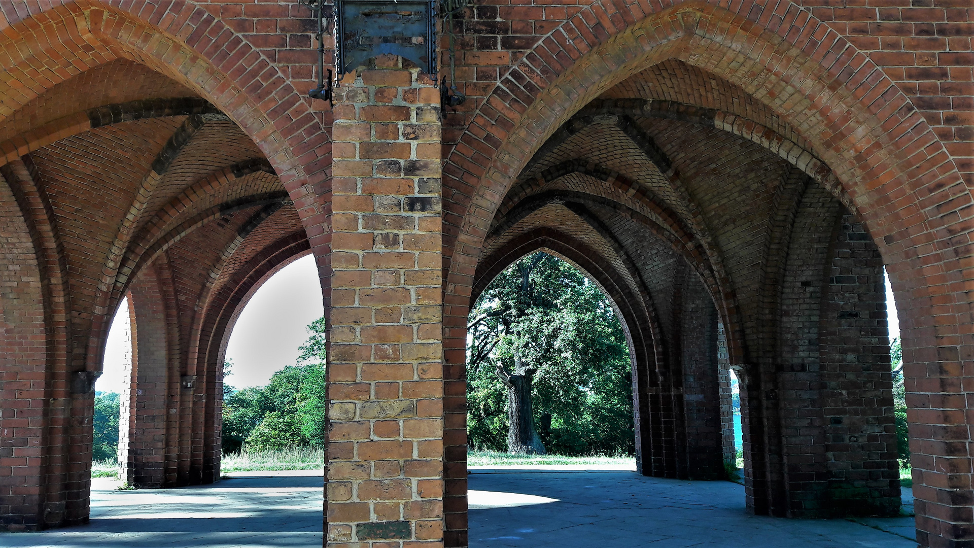 20211009 Donnerstag mit Durchblick : Potsdam Schlosspark Babelsberg-Gerichtslaube