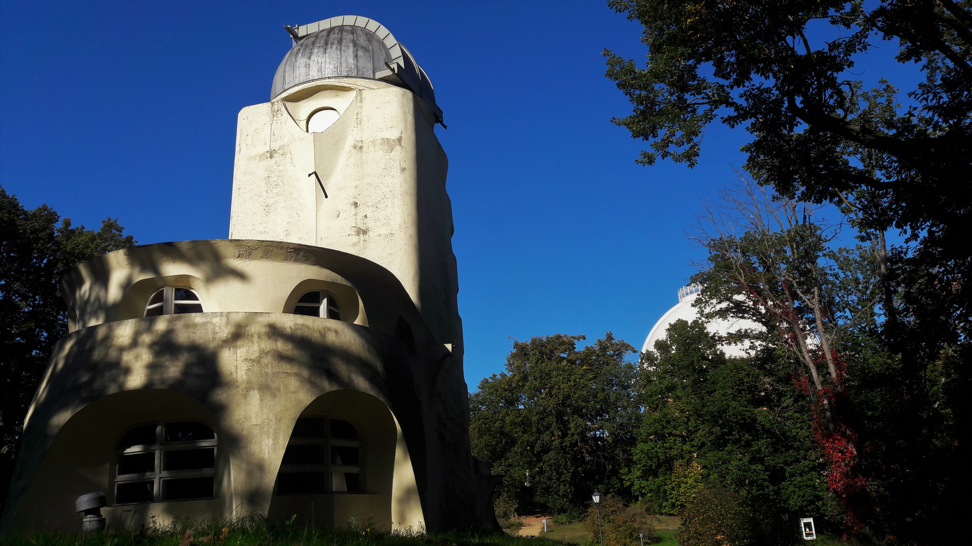 20211009 Potsdam Telegrafenberg : Durchblick zwischen Einsteinturm und Großem Refraktor