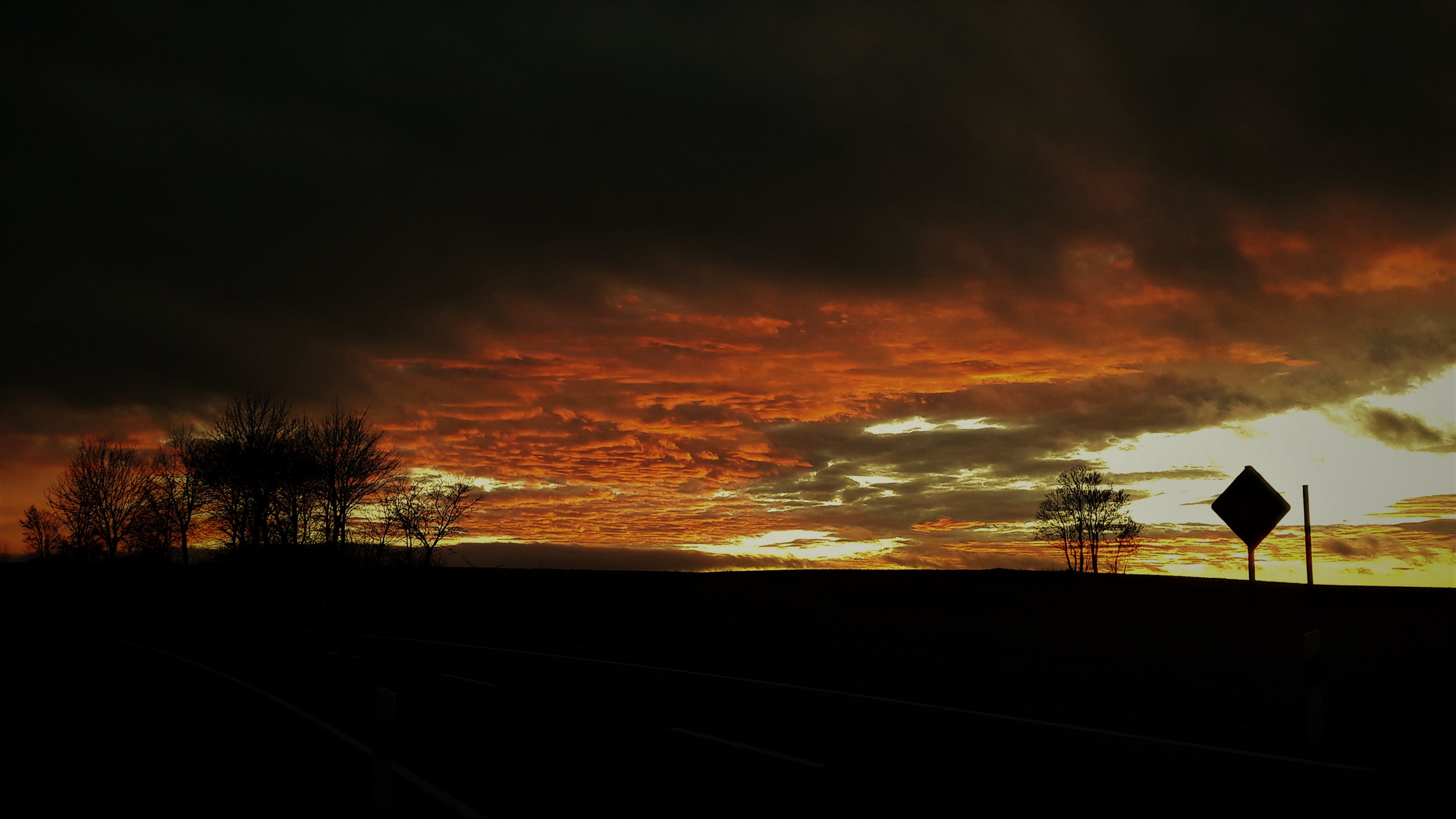 20211231 Silvester 2021  Feuriger  Abendhimmel mit Licht am Horizont