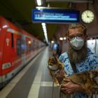 2021Mann mit zwei Chihuahuas auf dem Bahnsteig