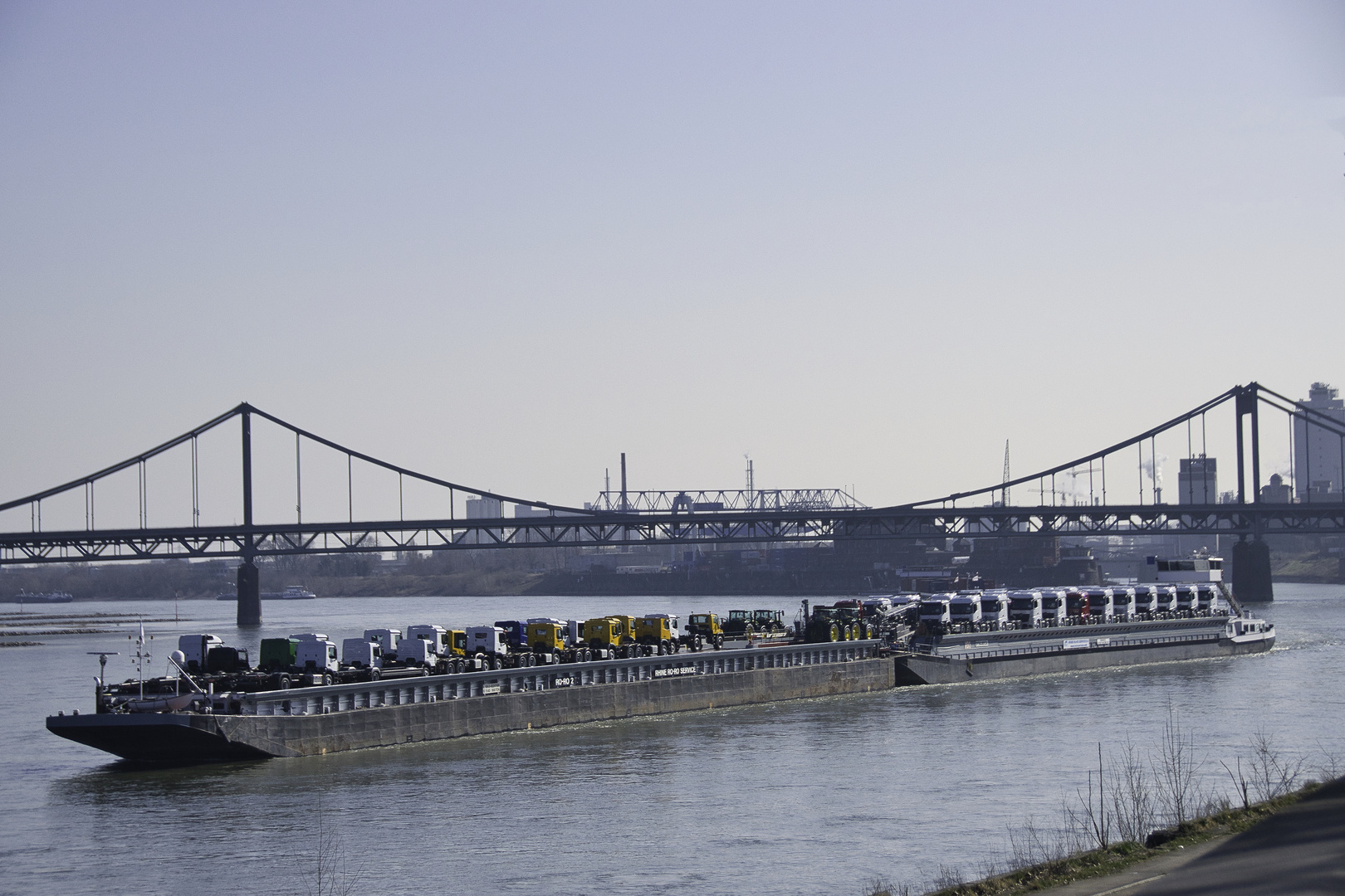 2022 03 Schubschiff mit Rheinbrücke