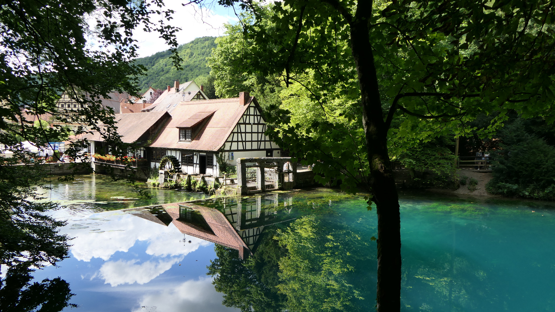 2022-08-01; Blaubeuren; Hammerschmiede am Blautopf mit Spiegelung