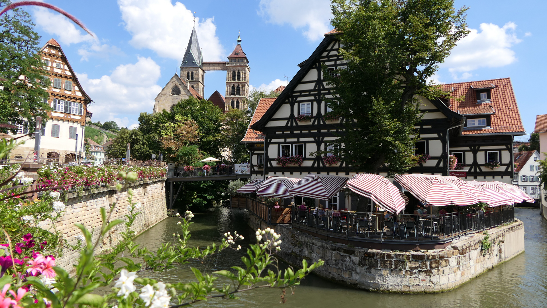 2022-08-22; Esslingen; Blick auf das Gasthaus mit Stadtkirche St. Dionys