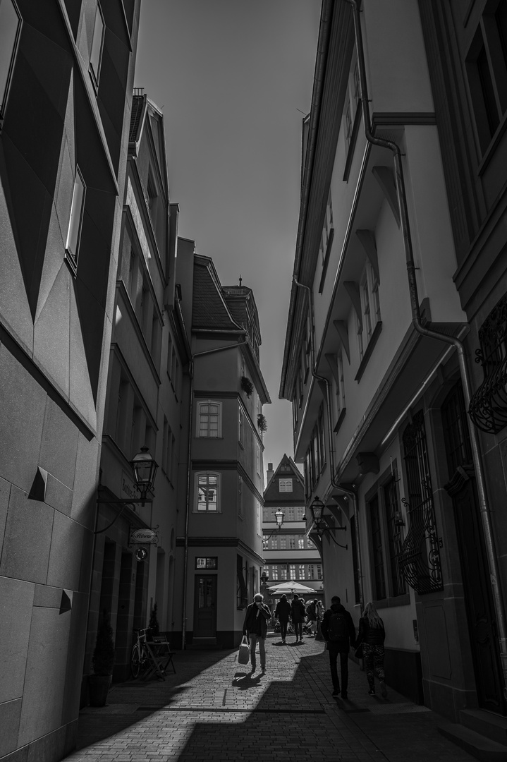 2022 Die im Licht wandeln - Gasse in der Frankfurter Altstadt