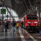 2022 Eilige Pendler auf dem Frankfurter Hauptbahnhof