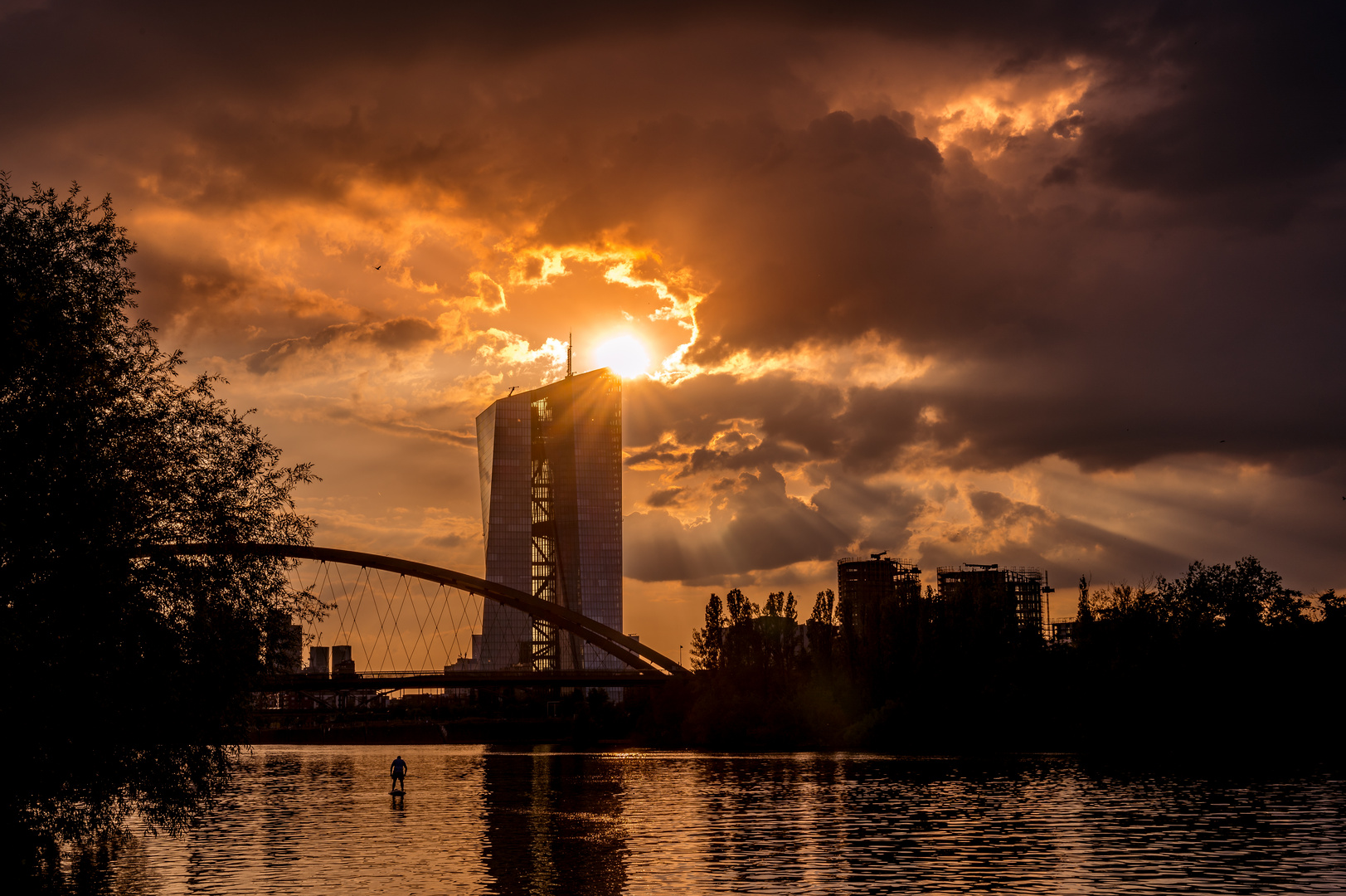 2022 EZB in Frankfurt in der Abendsonne