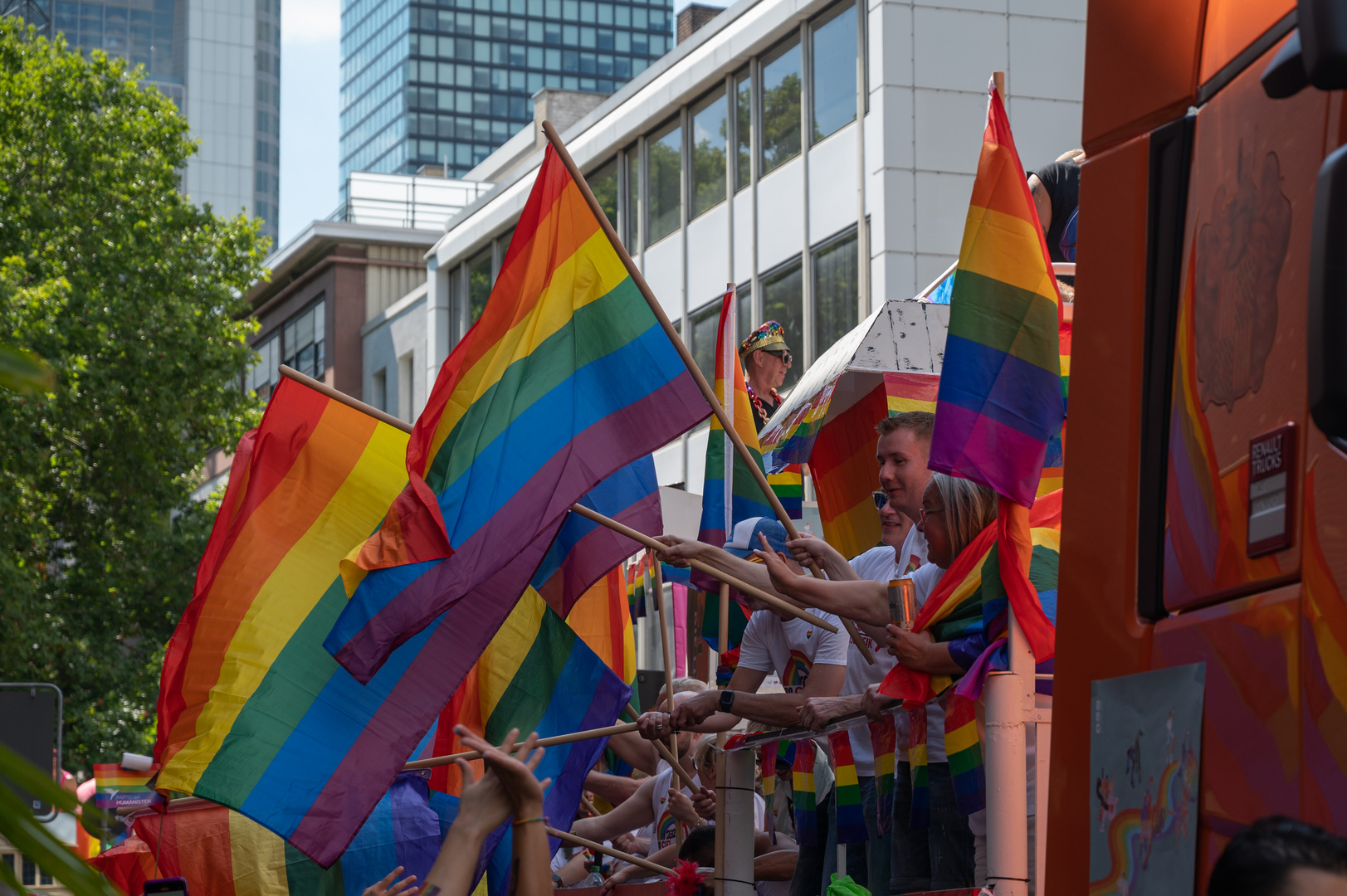 2022-Fahnenmeer beim der CSDParade in Frankfurt