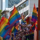 2022-Fahnenmeer beim der CSDParade in Frankfurt