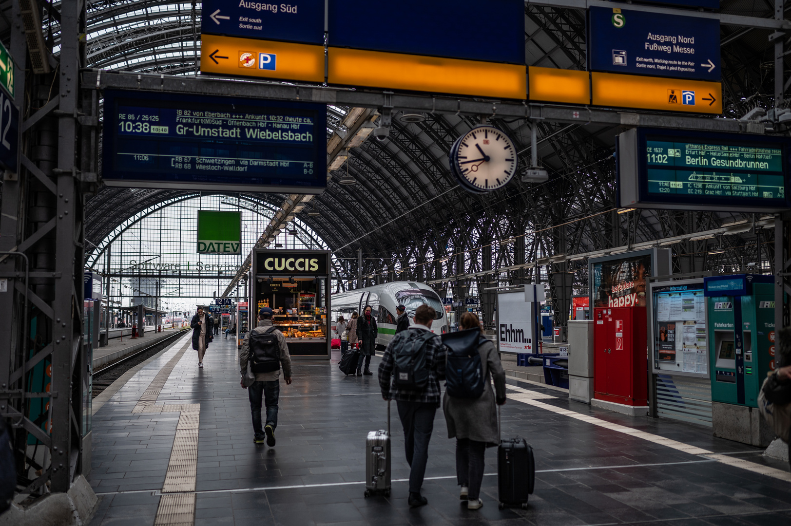 2022-Reisende auf dem Frankfurter Hauptbahnhof